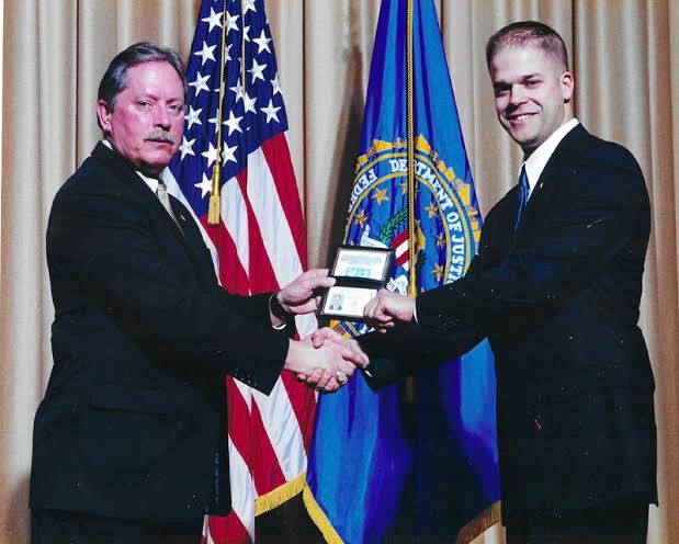 Daniel Brunner recibiendo sus credenciales de Agente Especial del FBI